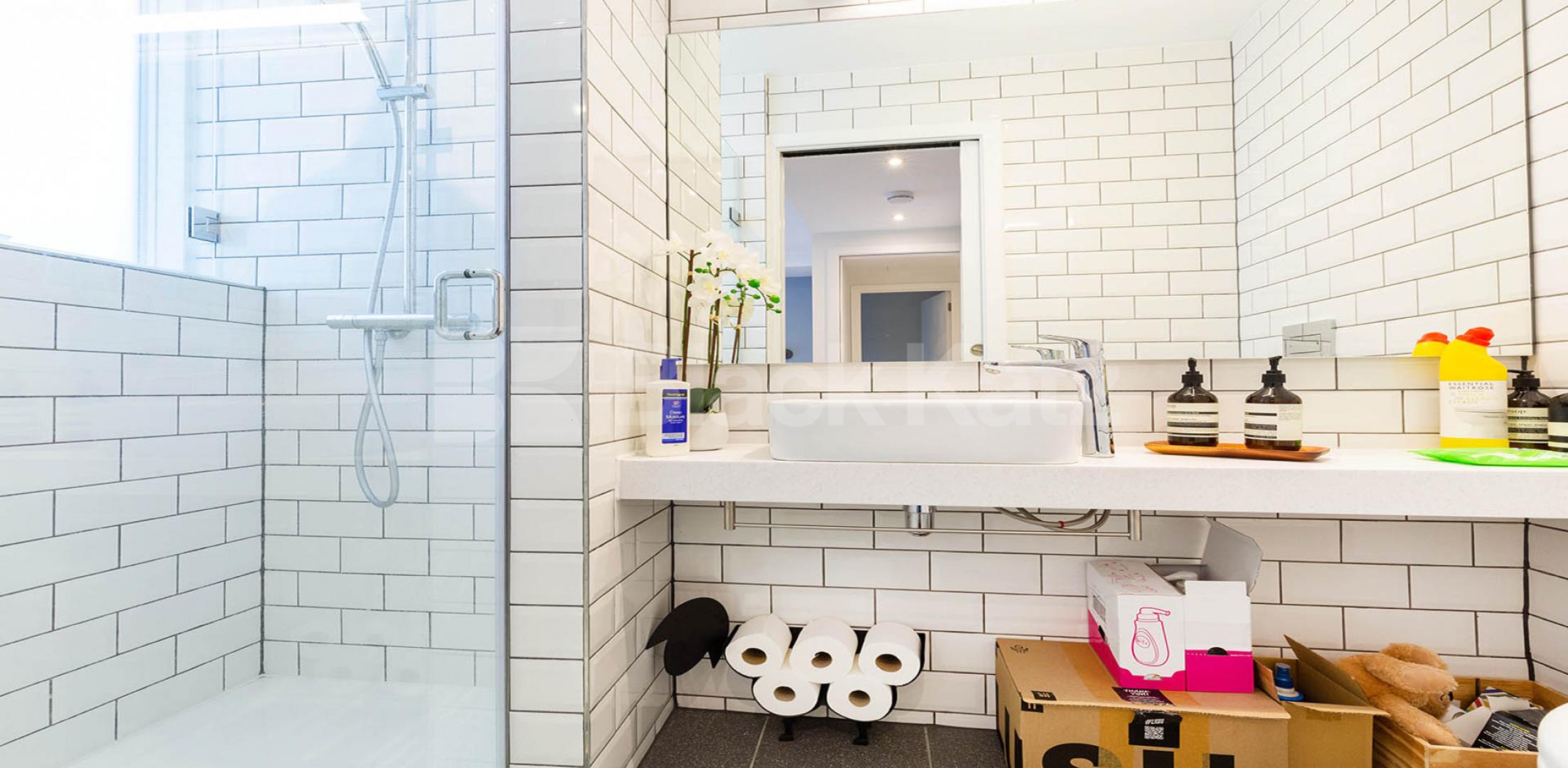 Luxury 2 bed two bath with balcony in a private modern development in Camden.  Cliff Villas, Camden 